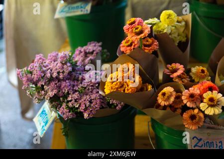 Frisch Geschnittene Blumensträuße Zum Verkauf Auf Dem Lokalen Markt Stockfoto