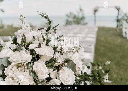 Nahaufnahme eines weißen Blumenarrangements bei einer Hochzeitszeremonie am See Stockfoto