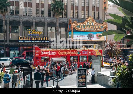 Los Angeles, USA - 31. März 2019: Geschäftige Straßenszene vor dem El Capitan Theatre mit Touristen und einem Sightseeing-Bus. Stockfoto