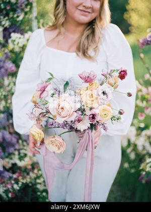 Frau mit einem Blumenstrauß im Freien Stockfoto