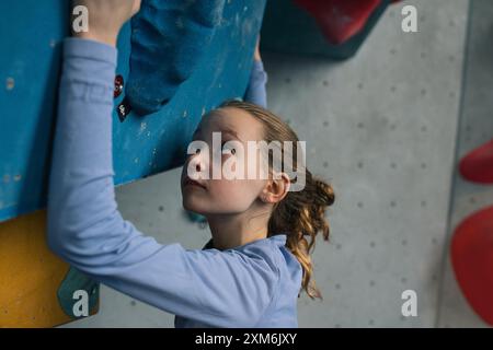 Porträt eines Mädchens, das in einem Kletterzentrum in Schweden klettert Stockfoto