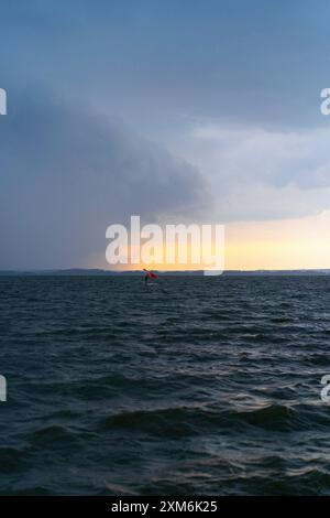 Wingfoil-Reiter, der im See reitet. Stockfoto