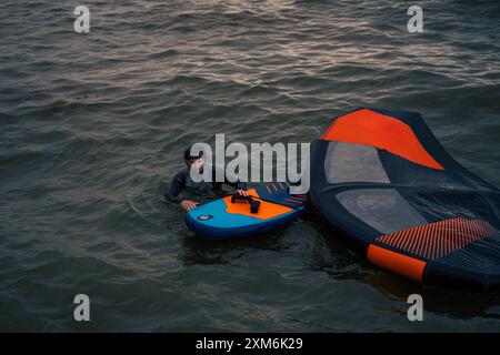 Wingfoil-Reiter, der im See reitet. Stockfoto