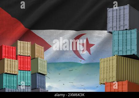 Westsahara-Flagge und großer Stapel Frachtcontainer in Docks mit Himmelshintergrund aus nächster Nähe Stockfoto
