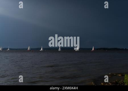 Segelboote auf dem Wasser an einem bewölkten Tag. Stockfoto