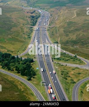 Eine Drohnenaufnahme der M62-Autobahn, die die Pennines westlich von Rochdale, Lancashire, Nordwesten Englands, überquert Stockfoto