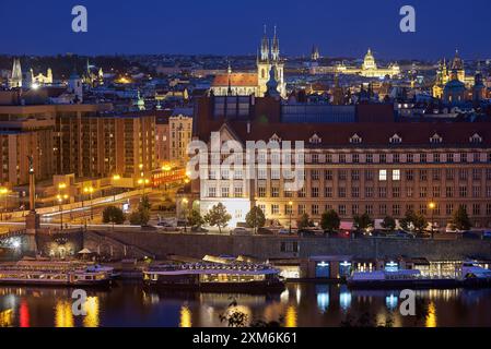 Nächtliche Stadtansicht auf Prag und Moldau, Hauptstadt der Tschechischen Republik, Blick vom Letna Park Stockfoto