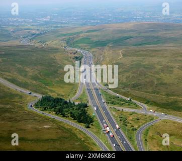 Eine Drohnenaufnahme der M62-Autobahn, die die Pennines westlich von Rochdale, Lancashire, Nordwesten Englands, überquert Stockfoto