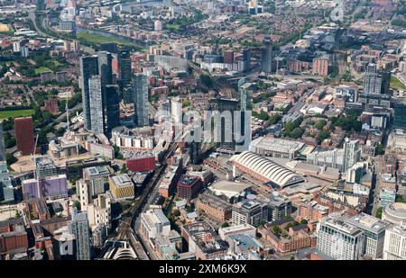 Ein Luftbild des Stadtzentrums von Manchester, das die Residences, Wohntürme am Ende von Deansgate und den Nordwesten Englands zeigt Stockfoto