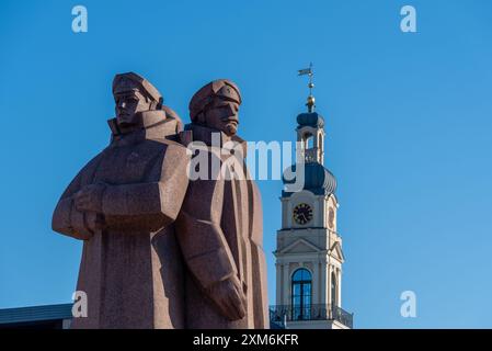 Denkmal der lettischen Schützlinge, steht vor dem Besatzungsmuseum, dahinter der Turm des Rathauses in Riga, Lettland Stockfoto