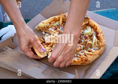 Ein Gericht italienischen Ursprungs, bestehend aus einem flachen, runden Teig, der mit Tomatensoße und Käse gebacken wird Stockfoto