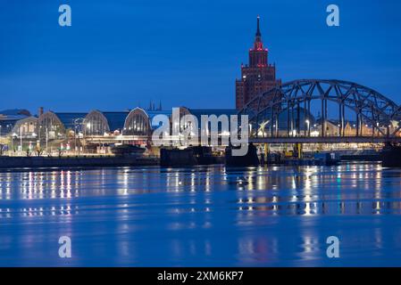 Akademie der Wissenschaften, Stalin-Gebäude im Moskauer Vorort, davor die Hallen des zentralen Marktes, Eisenbahnbrücke über die Daugava, Riga, Latv Stockfoto