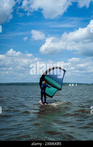 Flügelreiter, der im See reitet. Stockfoto