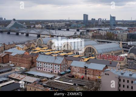 Blick von der Akademie der Wissenschaften auf den Zentralmarkt, den Moskauer Vorort, dahinter die Nationalbibliothek, Wolkenkratzer, den Fluss Daugava, Riga, Lettland Stockfoto