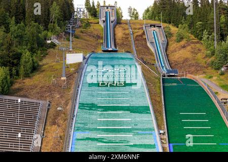 LILLEHAMMER, NORWEGEN - 6. JULI 2016: Dies ist eine Schanze in Lillehammer, bekannt als Lysgardsbakken, die 1993, speziell zum XVII. Olympischen Winter, eröffnet wurde Stockfoto