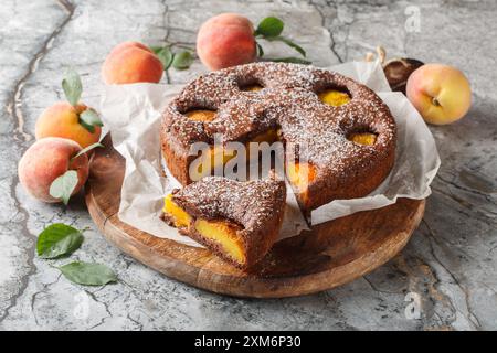 Frucht Schokolade Pfirsichschwamm Kuchen Sommer Dessert Nahaufnahme auf Holzbrett auf dem Tisch. Horizontal Stockfoto