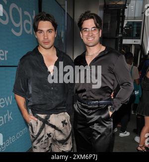 George Shelley und Partner der Garnier Pride & LGBTQIA+ Party, SUSHISAMBA, Heron Tower, Bishopsgate, am Mittwoch, den 24. Juli 2024 in London, England, Stockfoto