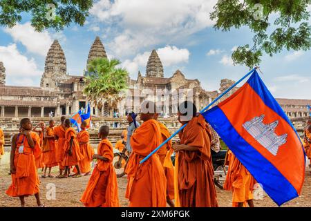 Junge buddhistische Mönche mit Nationalflagge Kambodschas in Angkor Stockfoto