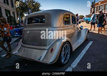 Gulfport, MS - 01. Oktober 2023: Hochperspektivische Rückansicht eines Ford Victoria Tudor Limousine aus dem Jahr 1933 auf einer lokalen Autoshow. Stockfoto