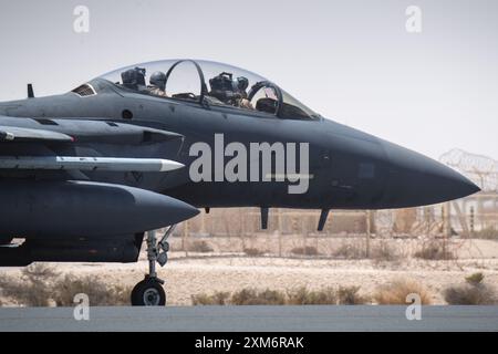 Ein F-15E Strike Eagle, der der 335th Expeditionary Fighter Squadron zugeteilt wurde, wurde von North Carolinas Seymour Johnson Air Force Base aus mit Taxis in an u eingesetzt Stockfoto