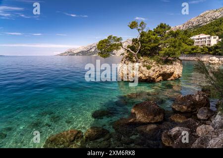 Das Wahrzeichen Brela Stone oder Kamen Brela am Strand Punta rata in der Nähe von Brela, Kroatien, Europa Stockfoto