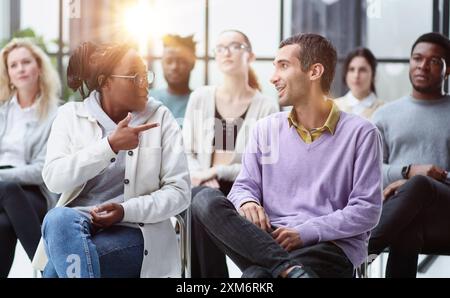 Führt eine Geschäftsausbildung mit einer Gruppe junger Menschen durch. Stockfoto