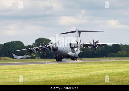 Airbus A400M der Deutschen Luftwaffe zeigt sich bei der Royal International Air Tattoo 2024 in der RAF Fairford. Stockfoto