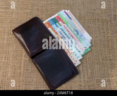 Pakistanische Rupien in Wallet auf Sackleinen Hintergrund Stockfoto