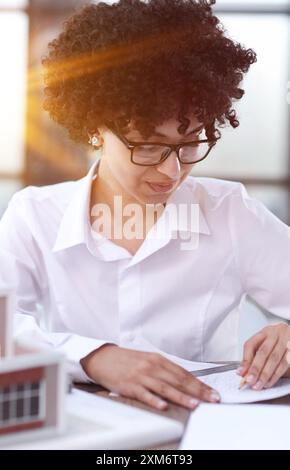 Die Architektin untersucht die Grundrisse des Hauses Stockfoto
