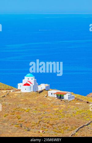 Blick auf die Kirche Agia Triada in der Nähe des Dorfes Mega Livadi, Serifos, Kykladen, Griechenland Stockfoto