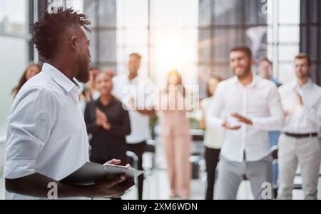Geschäftsleute mit Vorstandssitzung In modernen Büro Stockfoto