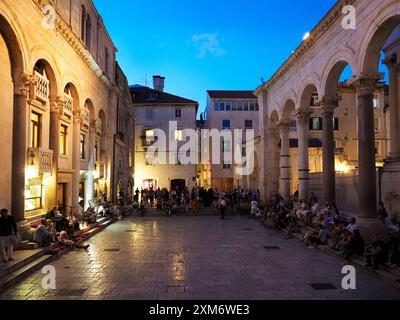 Peristil der zentrale Innenhof im Diokletianspalast Stadt Split Dalmatien Kroatien Stockfoto
