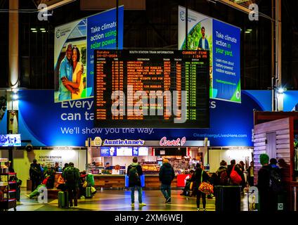 Boston, Massachusetts, USA - 7. April 2024: In der Hauptbahnhalle South Station mit der Anzeige der Ankunfts- und Abfahrtsinformationen im Zentrum Stockfoto