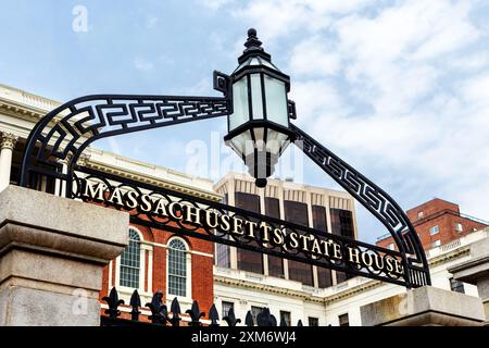 Boston, Massachusetts, USA - 12. Juni 2022: Nahaufnahme des Eingangstors des Massachusetts State House mit dem Namen des Gebäudes. Stockfoto