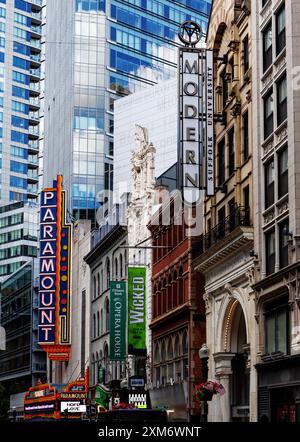 Boston, Massachusetts, USA - 28. Juni 2022: Blick auf die Washington Street in der Innenstadt von Boston, gesäumt von historischen Theatergebäuden. Stockfoto