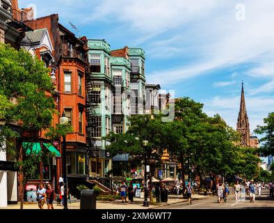 Boston, Massachusetts, USA - 21. August 2022: Blick auf eine pralle Newbury Street an einem Sonntag, an dem nur Fußgänger teilnehmen, während des Sommers. Der Turm des Chur Stockfoto