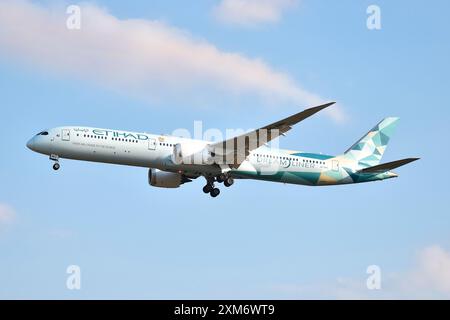 Boeing 787-10 Dreamliner landet auf der Landebahn 07R am Frankfurt Intl. Flughafen in Deutschland. Stockfoto