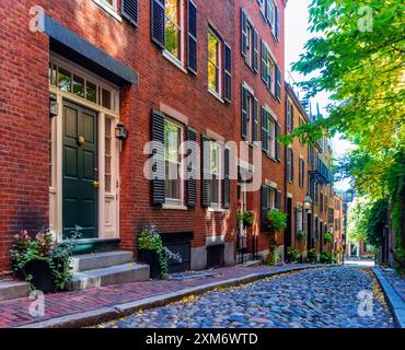 Blick hinunter auf die enge, kopfsteingepflasterte Acorn Street und ihre Reihe von Stadthäusern. Im berühmten, historischen Beacon Hill Wohnviertel von Boston. Stockfoto