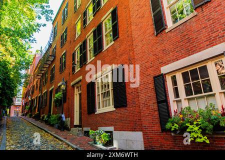 Sehen Sie die enge, kopfsteingepflasterte Acorn Street und ihre Reihe von Stadthäusern. Im berühmten, historischen Beacon Hill Wohnviertel von Boston. Stockfoto