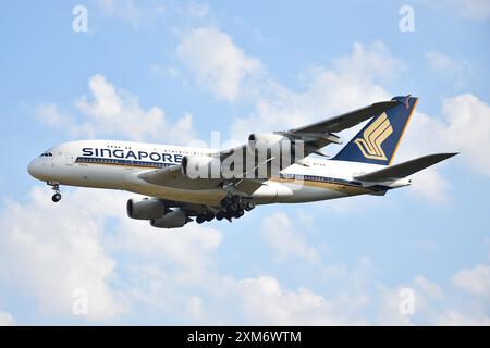 Ein Singapore Airlines Airbus A380-841 landet auf der Start- und Landebahn 07R am Frankfurt Intl. Flughafen in Deutschland. Stockfoto