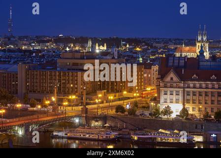 Nächtliche Stadtansicht auf Prag und Moldau, Hauptstadt der Tschechischen Republik, Blick vom Letna Park Stockfoto