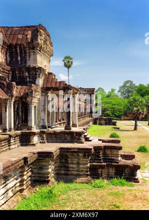 Außenflur mit Säulen von Angkor Wat in Siem Reap, Kambodscha Stockfoto