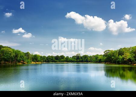 See eingebettet zwischen Regenwald in Kambodscha unter blauem Himmel Stockfoto