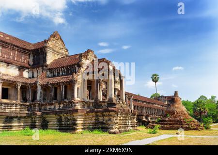 Außenflur und buddhistische Stupa in Angkor Wat, Kambodscha Stockfoto