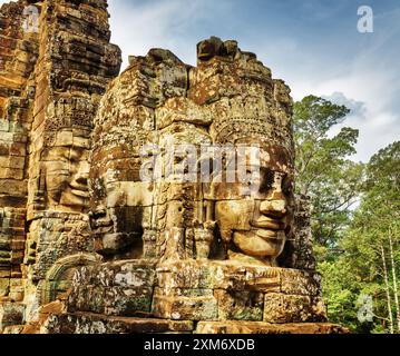 Rätselhaft lächelnde riesige Steinwände des Bayon Tempels, Angkor Thom Stockfoto