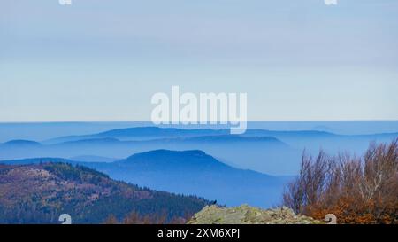 Blick auf den Horizont der Berglandschaft an einem Herbsttag Stockfoto