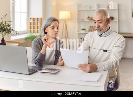 Ältere Ehepaare Arbeiten Zu Hause Zusammen An Den Finanzen Stockfoto