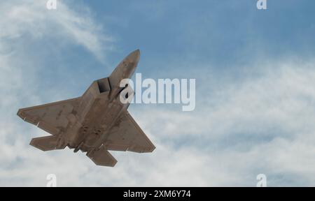 Ein F-22 Raptor, der dem 1st Fighter Wing, Joint Base Langley-Eustis, Virginia zugewiesen ist, startet während der Red Flag-ne von der Nellis Air Force Base in Nevada Stockfoto