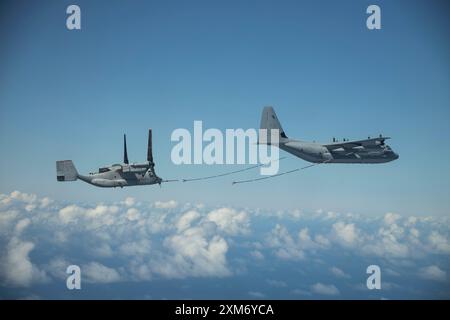 Ein U.S. Marine Corps MV-22B Osprey, das der Marine Medium Tiltrotor Squadron (VMM) 363, Marine Aircraft Group (mag) 24, 1st Marine Aircraft Wing (MA Stockfoto