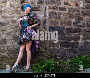 Model im schottischen Schottenkleid von Designerin Alison Harm, Pomegrantes Festival, Edinburgh, Schottland, Großbritannien Stockfoto